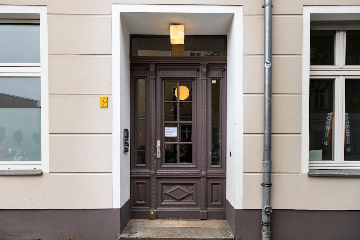 Sunny, elegant centre flat, high ceilings - Photo 35